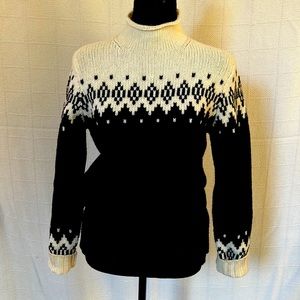 Gap black and cream patterned sweater, size medium (fits closer to small)